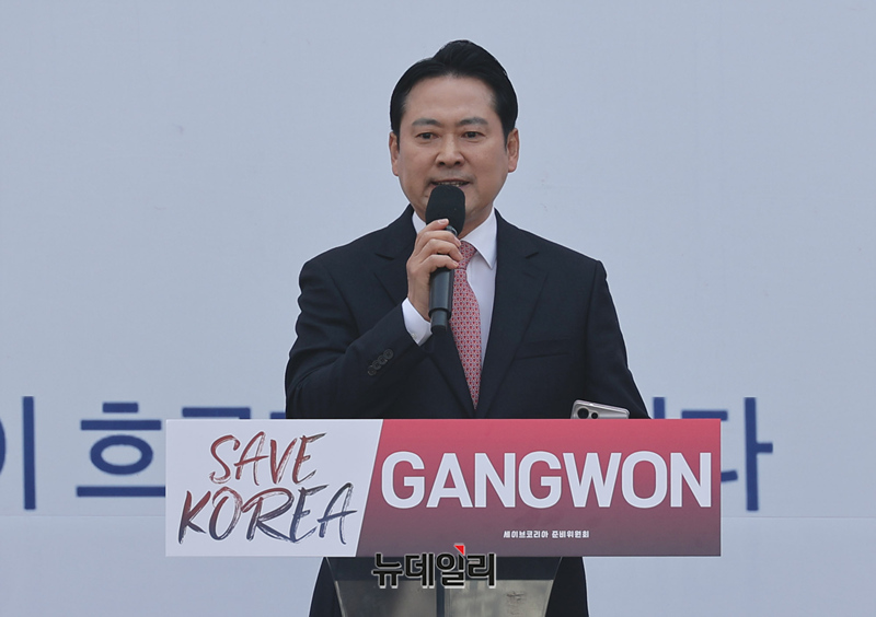 ▲ 장동혁 국민의힘 의원이 22일 강원 춘천시 강원도청 앞에서 세이브코리아 주최로 열린 국가비상기도회에서 발언하고 있다. ⓒ정상윤 기자