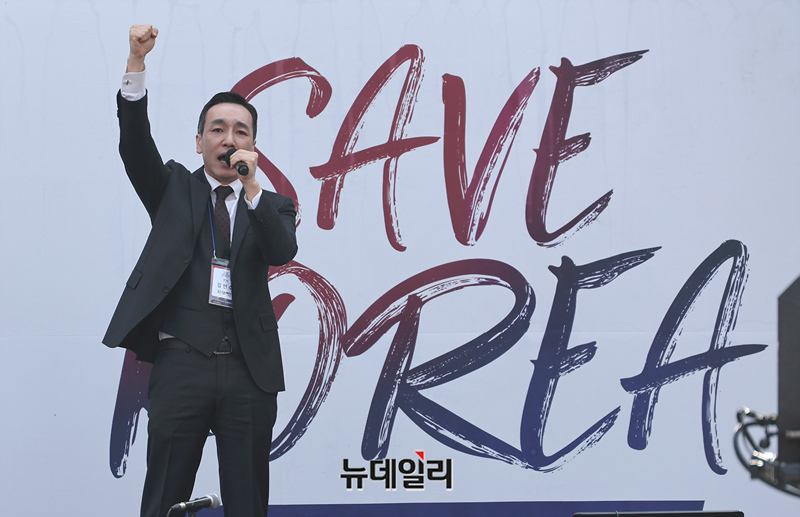 ▲ 국민의힘 김민수 전 대변인이 22일 강원 춘천시 강원도청 앞에서 세이브코리아 주최로 열린 국가비상기도회에서 발언하고 있다. ⓒ정상윤 기자