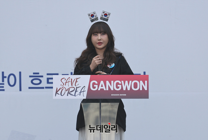 ▲ 최서원(개명 전 최순실) 씨의 딸 정유라 씨가 22일 강원 춘천시 강원도청 앞에서 세이브코리아 주최로 열린 국가비상기도회에서 발언하고 있다. ⓒ정상윤 기자