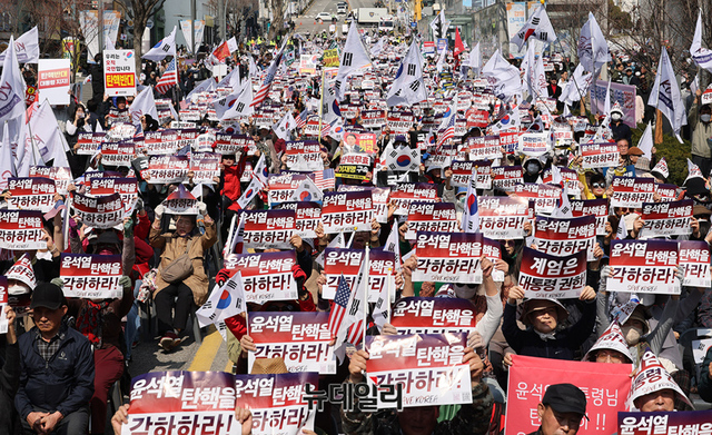 ▲ 윤석열 대통령 탄핵반대 대규모 집회 세이브코리아 강원이 21일 오후 강원 춘천시 강원도청 앞에서 진행되고 있다. (강원 춘천=정상윤 기자)