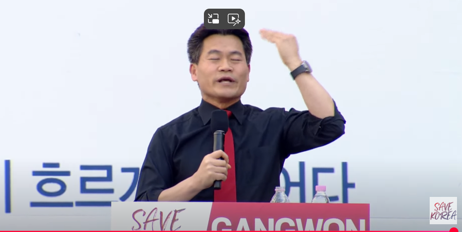 ▲ 한국사 강사 전한길 씨가 22일 강원 춘천시 강원도청 앞에서 세이브코리아 주최로 열린 국가비상기도회에서 발언하고 있다. ⓒ유튜브 세이브코리아 캡처