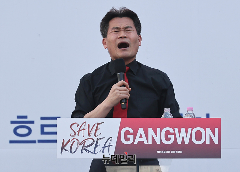 ▲ 한국사 강사 전한길 씨가 22일 강원 춘천시 강원도청 앞에서 세이브코리아 주최로 열린 국가비상기도회에서 발언하고 있다. ⓒ정상윤 기자