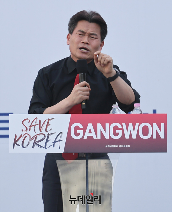 ▲ 전한길 한국사 강사가 21일 오후 강원 춘천시 강원도청 앞에서 열린 윤석열 대통령 탄핵반대 세이브코리아 강원 국가비상기도회에서 연사로 나서 발언하고 있다. (강원 춘천=정상윤 기자)