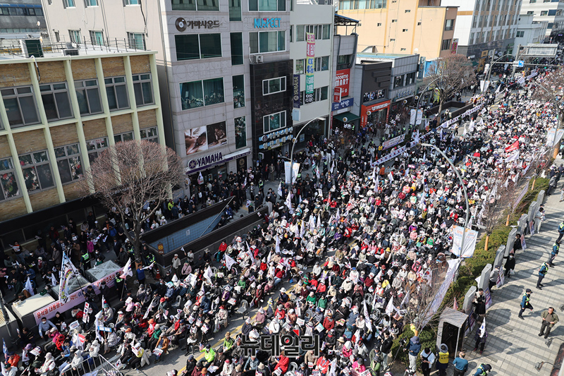 ▲ 세이브코리아가 22일 강원 춘천시 강원도청 앞에서 윤석열 대통령 탄핵 반대 집회를 열고 있다. ⓒ강원춘천=정상윤 기자