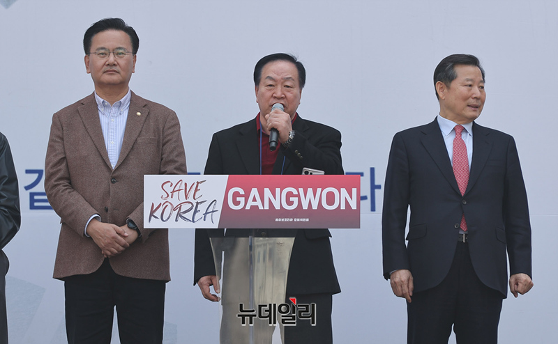 ▲ 한기호, 이철규, 유상범 국민의힘 의원이 22일 오후 강원 춘천시 강원도청 앞에서 열린 윤석열 대통령 탄핵반대 세이브코리아 강원 국가비상기도회에서 연사로 나서 발언하고 있다. (강원 춘천=정상윤 기자)