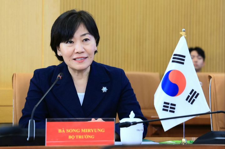 ▲ 송미령 농림축산식품부 장관이  21일 도득두 베트남 농업환경부 장관을 만나 농식품 및 동물의약품 수출 확대, 농업기술 교류 등 양국 간 협력 방안을 논의하고 있다.ⓒ농림축산식품부