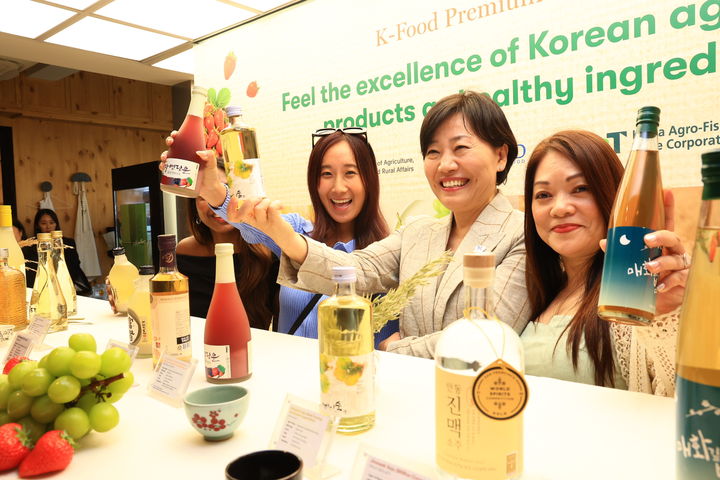 ▲ 송미령 농림축산식품부 장관은 20일 싱가포르를 찾아 양국의 스마트팜 협력 방안을 논의하고, 우리 쌀과 한우, 전통주를 현지 소비자에게 소개했다.ⓒ농림축산식품부