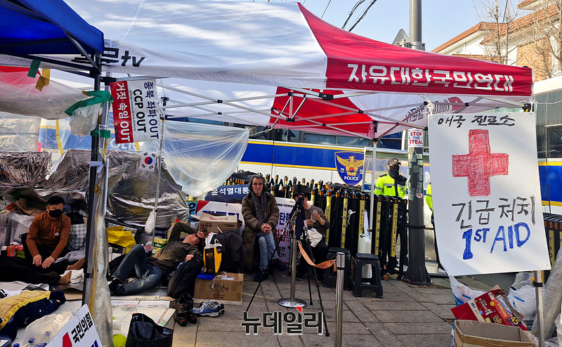 ▲ 서울 종로구 헌법재판소 정문 옆 대통령 국민변호인단의 '무제한 필리버스터 기자회견' 현장에는 지난 21일 김행 전 여성가족부 장관 후보자가 개소한 '애국진료소'가 운영되고 있다. ⓒ서성진 기자