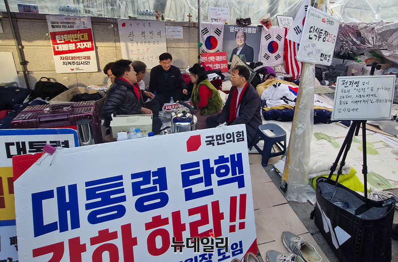 ▲ 국민의힘 '탄핵 반대 당협위원장 모임'이 22일 서울 종로구 헌법재판소 인근에서 릴레이 1인 시위를 벌이고 있다.  ⓒ서성진 기자