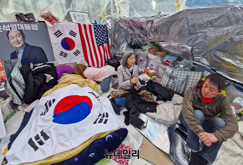 ▲ 김행 전 여성가족부 장관 후보자가 22일 오후 서울 종로구 헌법재판소 옆 '애국진료소'에서 자원봉사자들과 담소를 나누고 있다. ⓒ서성진 기자