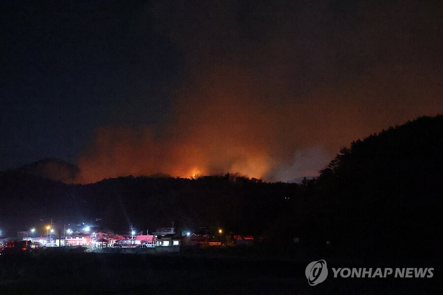 ▲ 지난 22일 밤 울산 울주군 온양읍 운화리 야산에서 발생한 산불 현장에서 야간 진화 작업이 계속되고 있다. ⓒ연합뉴스