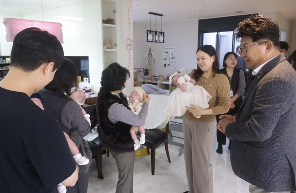 ▲ 대전 대덕구가 저출생 문제 해결과 아이 키우기 좋은 환경조성을 위해 추진중인 ‘출생축하금 지원사업’에 구민들의 호평을 받고 있다.ⓒ대덕구