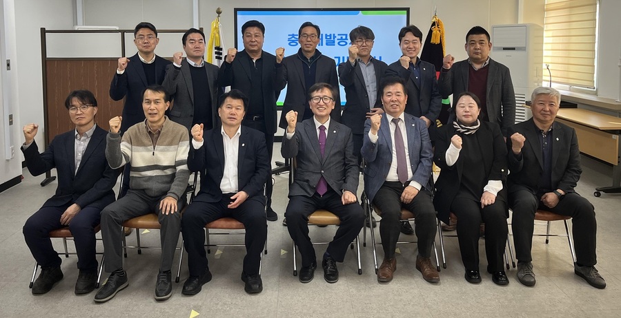 ▲ 진상화 충북개발공사 사장과 이종구 본부장 등 직원들이 공사 창립 19주년 기념행사에서 파이팅을 하고 있다.ⓒ충북개발공사