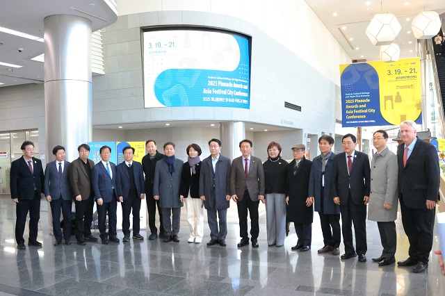 ▲ 지난 21일 국회 외교통일위원회 소속 의원들이 주낙영 시장의 안내로 APEC 정상회의가 열릴 하이코와 주요 시설을 둘러보고 있다.ⓒ경주시