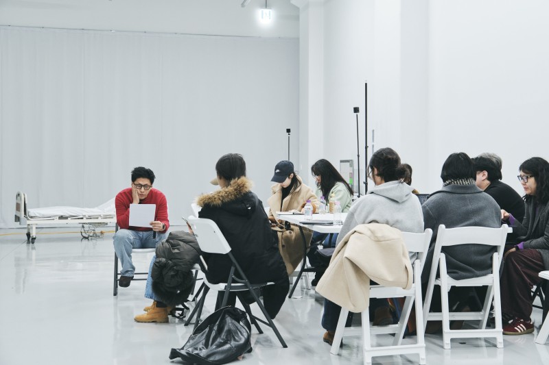 ▲ 고양시 향동에 위치한 향동 616호에서 '소실점의 후퇴' 프로젝트를 진행 중인 정세영 연출과 협력 파트너들.ⓒ국립극단