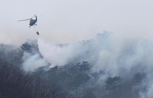 ▲ 울산시 울주군 온양읍 산불 사흘째인 24일 헬기가 물을 뿌리며 진화 작업을 하고 있다. ⓒ연합뉴스