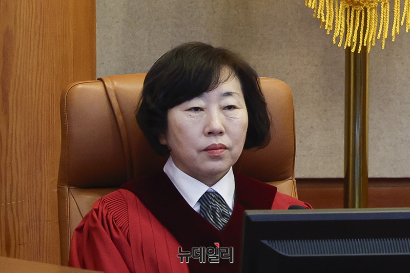 ▲ 정계선 헌법재판관이 지난 16일 서울 종로구 헌법재판소 대심판정에서 열린 윤석열 대통령 탄핵심판 2회 변론기일에 참석해 있다. ⓒ정상윤 기자