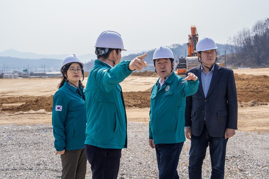 ▲ 이재영 증평군수(오른쪽에서 두번째)가 증평군 도안면 노암리 일원에 조성중인 특화형 스마트팜 단지 조성 현장을 둘러보고 있다.ⓒ증평군