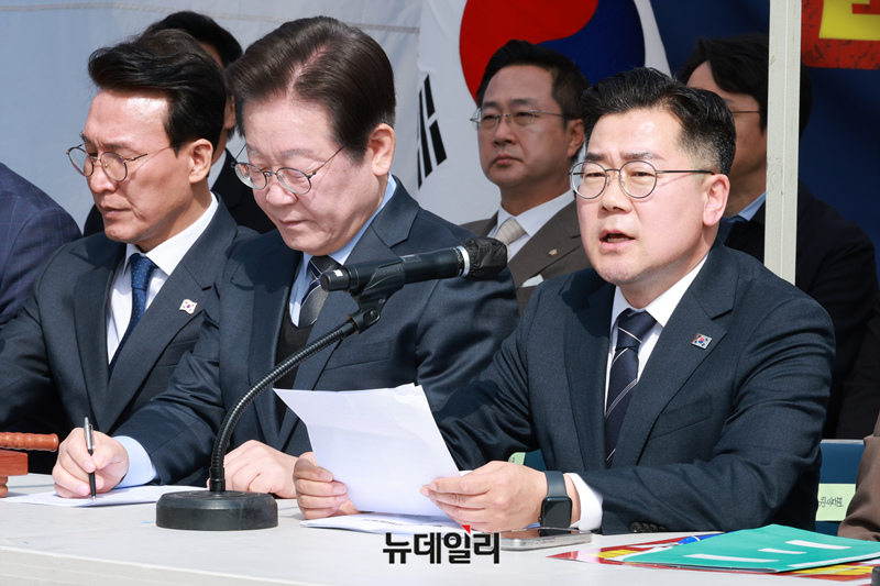 ▲ 박찬대 더불어민주당 원내대표가 24일 오전 서울 광화문 앞 민주당 천막당사에서 열린 최고위원회의에 모두발언을 하고 있다. ⓒ이종현 기자