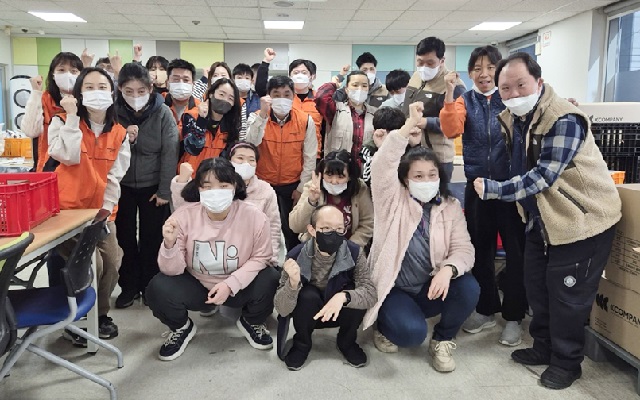 ▲ 미래에셋생명은 서울 우리마포종합복지관에서 장애인들의 직업재활 활동을 돕는 봉사활동을 진행했다.ⓒ미래에셋생명