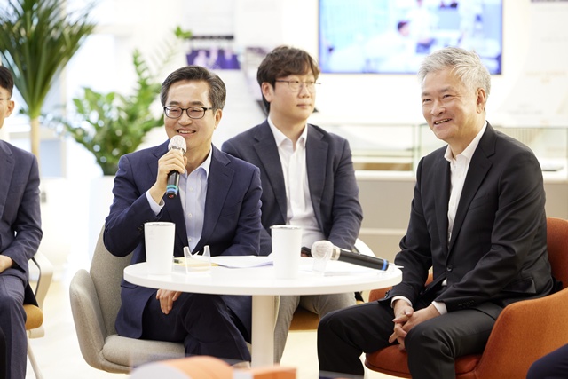 ▲ 김동연 경기도지사(왼쪽)가 24일 과천시에 위치한 경기도 가족친화인증기업 이트너스㈜를 방문해 임직원들과 간담회를 진행하고 있다. ⓒ경기도 제공