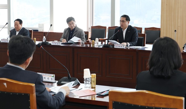 ▲ 박희조 동구청장,차세대 인재 육성을 위한 장학재단 이사회를 열고 있다.ⓒ동구