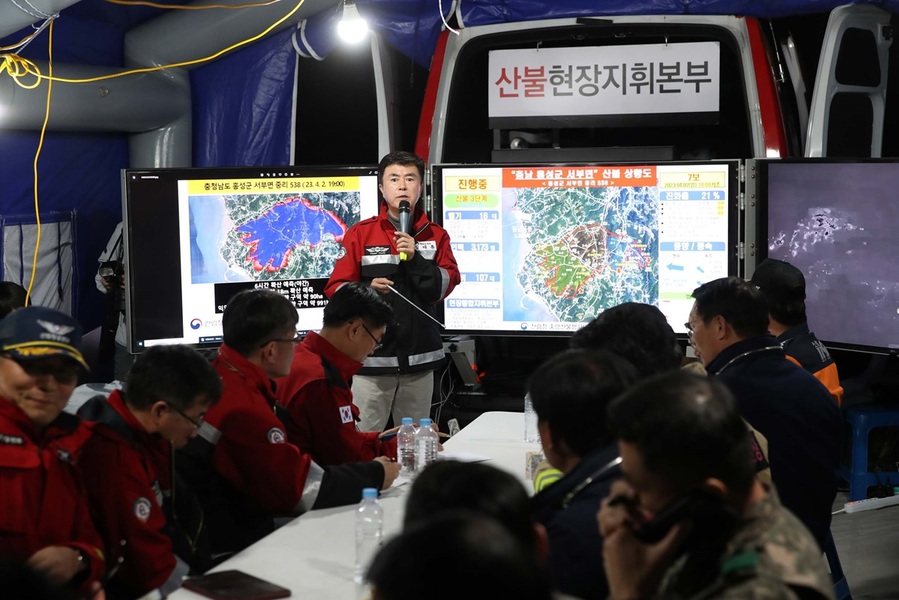 ▲ 김태흠 충남도지사가 지난해 홍성에서 산불이 발생하자 산불현장지휘본부에서 대책 회의를 하고 있다.ⓒ충남도