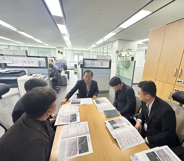 ▲ 박현국 군수가 24일 환경부를 방문해 주민편익 증진 및 생활환경개선 사업 등의 국비 지원을 건의하고 있다.ⓒ봉화군