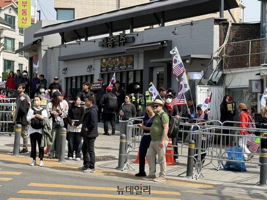 ▲ 한덕수 국무총리의 탄핵이 기각됐다는 소식이 전해진 24일 서울 종로구 헌법재판소 인근에서 지지자들이 태극기를 흔들고 있다. ⓒ정혜영 기자