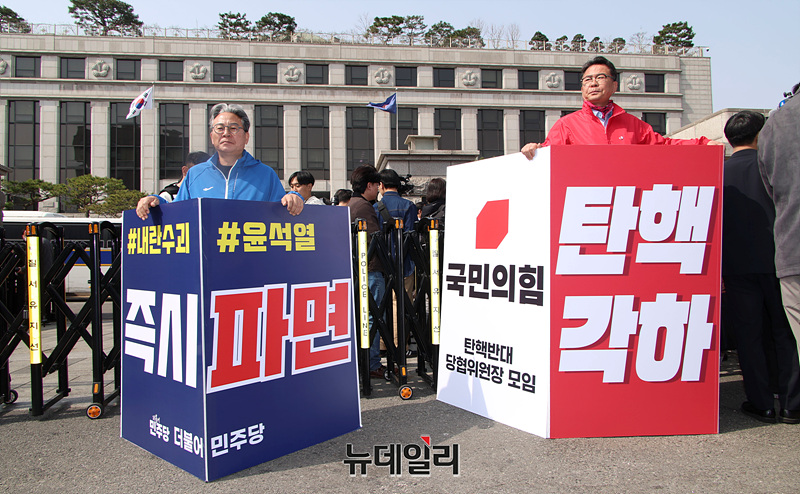 ▲ 한덕수 국무총리에 대한 국회의 탄핵소추가 기각된 가운데 24일 오전 서울 종로구 헌법재판소 앞에서 탄핵 찬성과 반대 1인시위가 각각 진행되고 있다. ⓒ서성진 기자