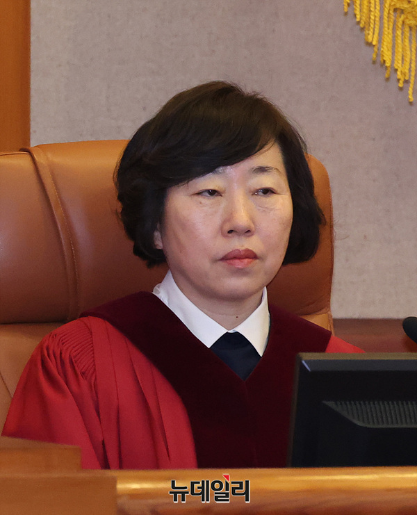 ▲ 정계선 헌법재판관이 지난 1월 14일 오후 서울 종로구 헌법재판소에서 열린 윤석열 대통령 탄핵심판 첫 변론기일에 참석해 자리하고 있다. ⓒ서성진 기자