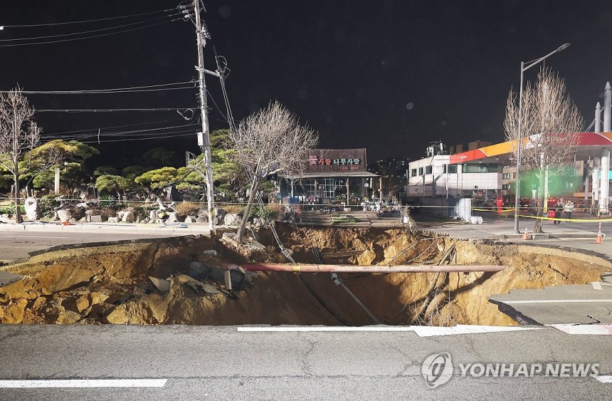 ▲ 서울 강동구 명일동 동남로 대명초 사거리에서 24일 대형 땅꺼짐이 발생했다. ⓒ연합뉴스