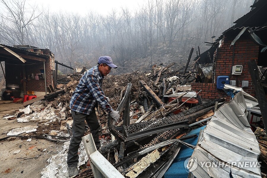 ▲ 경북 의성군 산불 발생 나흘째인 25일 의성군 옥산면 감계리에서 한 주민이 산불로 무너진 주택을 살펴보고 있다. ⓒ연합뉴스