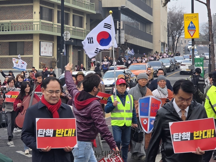 ▲ 25일 오전 국민의힘 기독인회와 대통령 국민변호인단이 서울 안국역 인근에서 진행한 '윤 대통령 탄핵 각하 기도행진'에서 시민들이 헌법재판소 주변을 걷고 있다. ⓒ박서아 기자