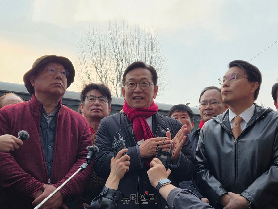 ▲ 25일 오전 서울 안국역 인근에서 열린 '윤석열 대통령 탄핵 각하 기도행진'에 앞서 석동현 변호사가 행사 취지를 설명하고 있다. ⓒ박서아 기자