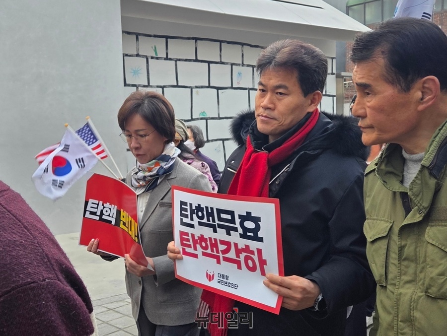 ▲ 25일 오전 서울 안국역 인근에서 열린 '윤석열 대통령 탄핵 각하 기도행진'에서 한국사 강사 전한길 씨가 행진에 동참하고 있다. ⓒ박서아 기자
