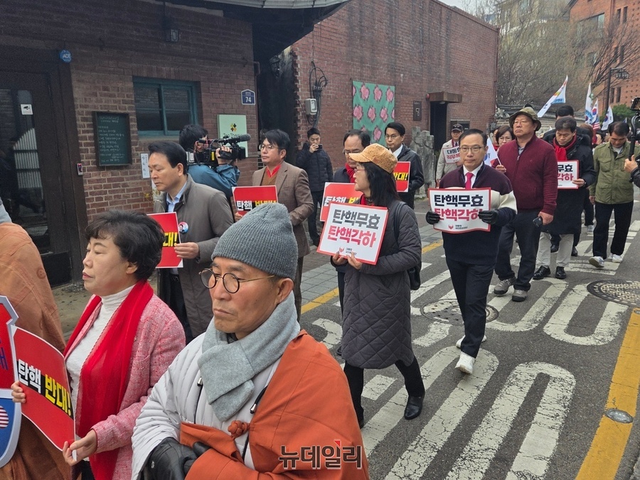 ▲ 이날 행진에는 국민의힘 윤상현·성일종·조배숙 의원과 박종진 인천 서구을 당협위원장 등 여당 인사를 비롯해 한국사 강사 전한길 씨 등 주요 인사들이 함께했다. ⓒ박서아 기자