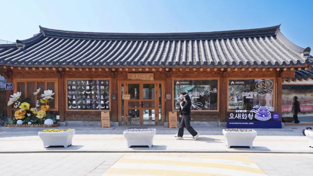 ▲ 행궁동 관광객들이 북부권역 여행자라운지인 화홍사랑채 앞을 지나가고 있다. ⓒ수원시 제공