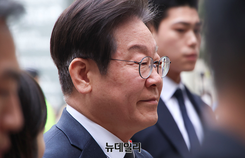▲ 공직선거법 위반 2심 선고공판을 앞둔 이재명 더불어민주당 대표가 25일 오전 서울 서초구 서울중앙지법에서 열린 '대장동 배임·성남FC 뇌물' 1심 속행 공판에 출석하고 있다. ⓒ서성진 기자