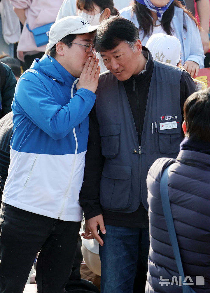 ▲ 박찬대 더불어민주당 원내대표와 양경수 민주노총 위원장이 22일 오후 서울 종로구 광화문 동십자각 일대에서 열린 윤석열 대통령 탄핵 촉구 집회에서 대화를 하고 있다. ⓒ뉴시스