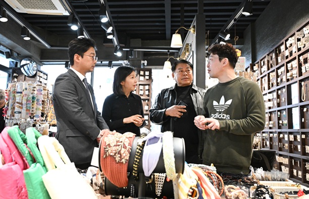 ▲ 천호 로데오거리 상인 애로사항 청취 중인 최호정 의장.ⓒ서울시의회