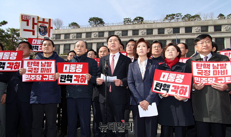 ▲ 윤석열 대통령 탄핵재판 선고를 앞둔 지난 13일 오전 서울 종로구 헌법재판소 앞에서 김기현 의원을 비롯한 국민의힘 의원들이 윤 대통령 탄핵 각하 촉구 기자회견을 하고 있다.ⓒ서성진 기자