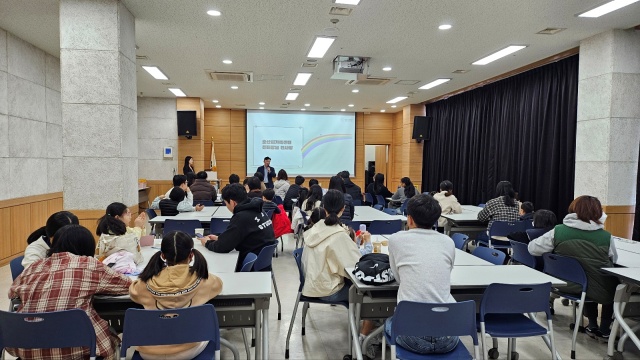 ▲ 오산시가족센터가 오색행복브릿지 가족봉사단 발대식을 갖고 있다ⓒ오산시 제공