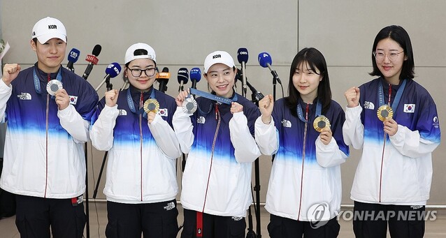 ▲ 지난해 8월, 2024 파리 올림픽 사격 선수단 메달리스트들이 인천국제공항을 통해 귀국한 뒤 메달을 들고 기념 촬영을 하고 있다. (왼쪽부터) 사격 25ｍ 속사권총 은메달리스트 조영재, 사격 10m 공기권총 금메달리스트 오예진, 사격 10m 공기권총 은메달리스트 김예지, 사격 10m 공기소총 금메달리스트 반효진, 사격 25ｍ 권총 금메달리스트 양지인.ⓒ연합뉴스