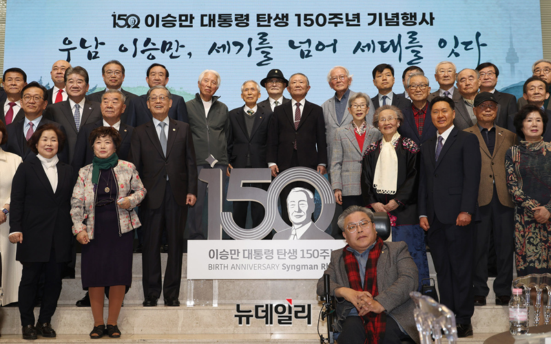  `쳲 ̽¸, ⸦ Ѿ 븦 մ` 忡 ڵ ī޶   ̰ ִ.  