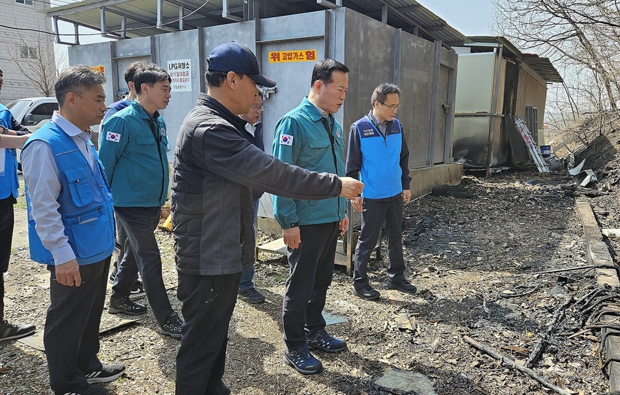 ▲ 한국가스안전공사 박경국 사장(오른쪽에서 두번째) 이 경북 의성군에 위치한 가스시설을 방문하고 관계자의 설명을 듣고 있다.ⓒ한국가스안전공사