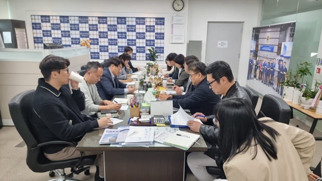 ▲ 황대호 경기도의회 문화체육관광위원장(민주·수원3) 등 '이산문화제' 준비를 위한 관계자들이 24일 도의회에서 간담회를 진행하고 있다. ⓒ경기도의회 제공