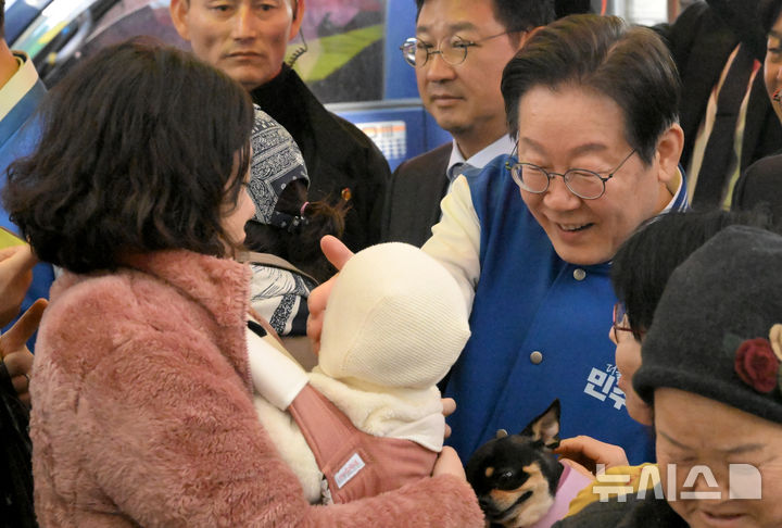 ▲ 이재명 더불어민주당 대표가 이재종 담양군수 재선거 후보와 22일 오전 전남 담양군 담양시장을 찾아 상인과 지지자들을 만나 지지를 호소하고 있다. ⓒ뉴시스