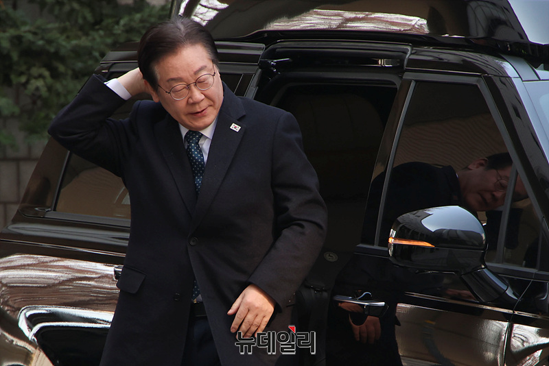 ▲ 이재명 더불어민주당 대표가 지난달 11일 오전 서울 서초구 서울중앙지방법원에서 열린 '대장동·백현동·위례신도시 개발 비리 및 성남FC 후원금 의혹 사건' 1심 속행공판에 출석하고 있다. ⓒ서성진 기자