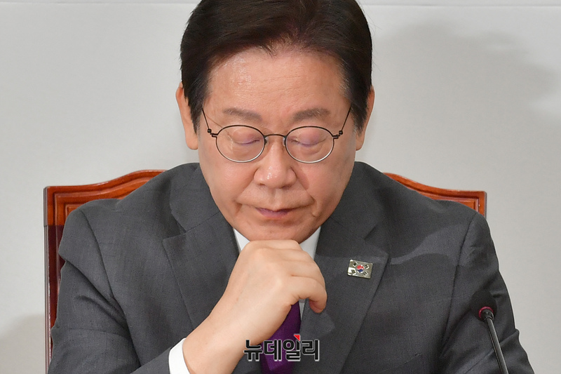 ▲ 이재명 더불어민주당 대표가 지난 21일 국회에서 열린 최고위원회의에 참석해 생각에 잠겨 있다. ⓒ이종현 기자